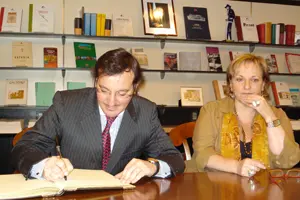 El diputado Gerardo Ingarmo durante su reunión con la delegada de la Xunta en Argentina, María Xosé Porteiro.