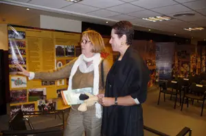 Porteiro explica la muestra a Elvira González.