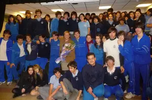 María Xosé Porteiro, con los alumnos del Instituto Santiago Apóstol.