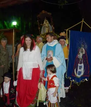 Niños, jóvenes y adultos, acompañan con devoción a la Patrona de Canarias.