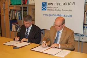 Manuel Luis Rodríguez –a la dcha.–, durante la firma con Fernández Castro.