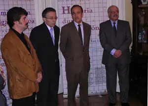 El director y productor Xan Leira, izda. durante la inauguración