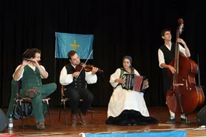 Actuación musical durante la celebración.
