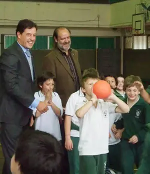 Gómez Besteiro visitó el colegio Santiago Apóstol.