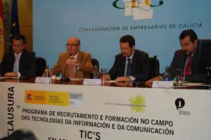 Manuel Luis Rodríguez (2º izda) y el presidente de la Fundación, Pérez Santiago (1º dcha.) en la entrega de los diplomas.