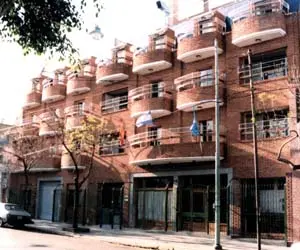Fachada del Club Tinetense Residencia Asturiana.