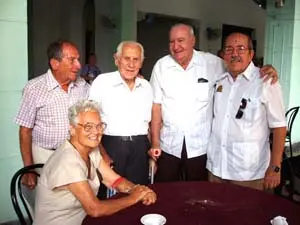 Constantino Das Luces, segundo por la izquierda, junto a un grupo de asturianos en la isla cubana.