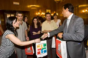 Fernando Martínez Maíllo hizo entrega de varios regalos y libros a los participantes en la Operación Raíces.