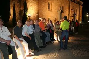   Visita nocturna a la ciudad. En la imagen reciben explicaciones de la fachada de San Estebatonio Fontenla, José Ramón Fernández Antonio y José Antonio Quiroga, en la presentación de Comité.