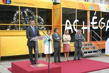 Julio Fernández Mato, acompañado por el resto de autoridades, en la presentación de la campaña en A Coruña.