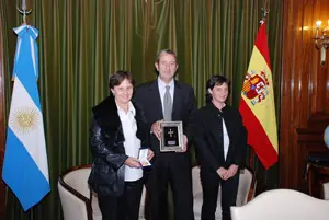 María José Ramos y Julio Cobos, acompañados por María Eugenia Álvarez, muestran los regalos que se intercambiaron.