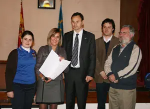 Entrega del decreto que declara al Congreso de interés cultural para La Plata.