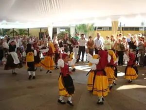 El grupo de los Pitinos bailando el Xiringüelu de Avilés.