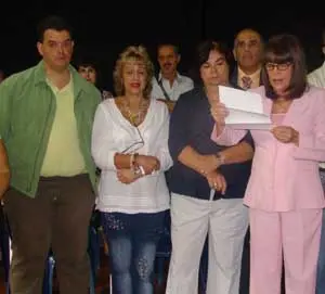 Guillermina Hernández -segunda por la dcha.- durante la visita.