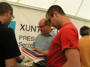 Manuel Luis Rodríguez, junto a unos jóvenes gallegos, durante una reciente estancia en Frankfurt.