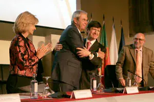 Emilio Pérez Touriño y Carlos Lage se abrazan tras la firma del acuerdo constitutivo de la AECT.