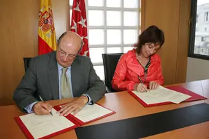 Santiago Fisas y Liliana Amalia Mazure, durante la firma del convenio.