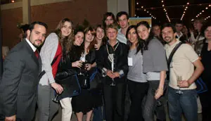  Consuelo Rum&iacute;, junto a algunos de los j&oacute;venes asistentes al Congreso.