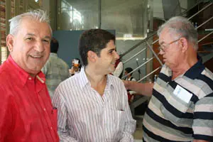 Ogando, Santiago González y Manolo Díaz, durante el homenaje a Cougil