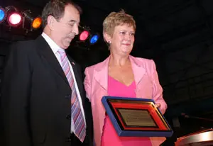  Rumí recibe un obsequio de Arturo Pérez, presidente de la Federación.