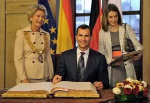  Los pr&iacute;ncipes, junto a la alcaldesa de Frankfurt, en la firma del libro de honor.