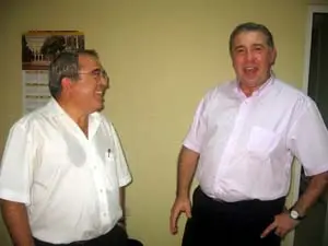 Valles Calatrava –a la derecha– charla con Martínez de Goicoechea, durante la recepción con la comunidad.