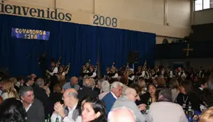 La banda de gaitas amenizó el almuerzo.
