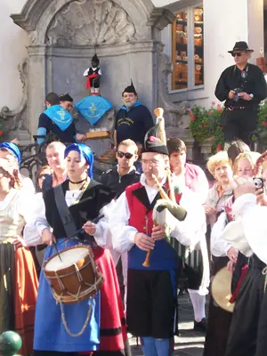 El Manneken-Pis volvió a protagonizar otra fiesta asturiana en Bruselas.