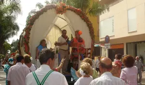Carreta de la asociación asturiana, en su recorrido durante la romería en Torremolinos.
