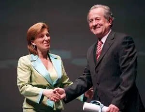 La consejera de Cultura, María José Salgueiro, entrega el premio a Francisco Luis Simeni Santoni.