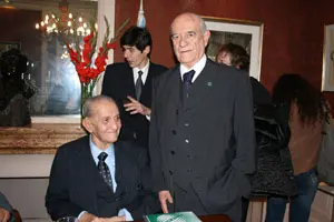 Manuel Cao Corral y Jorge Alonso, en la sala que lleva el nombre de Cao Turnes, durante la inauguración de la muestra.