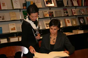 Paula Fernández y Amparo Fernández, en la Delegación de la Xunta.