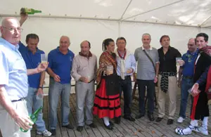  Autoridades locales de Logroño y provinciales de La Rioja, junto con miembros y amigos del Centro en las fiestas.