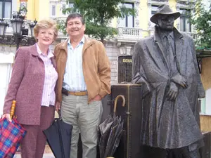  José Rodríguez y su esposa, en la estatua de ‘El Viajero’, en Oviedo.