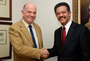 El vicerrector Manuel Alcántara –izda.– saluda al presidente de la República Dominicana, Leonel Fernández.