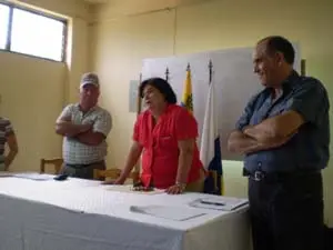 El presidente de la entidad, acompañando a la viceconsejera, y al delegado del Gobierno de Canarias.