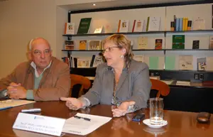 Osvaldo Méndez y María Xosé Porteiro durante la presentación de las jornadas en Argentina.