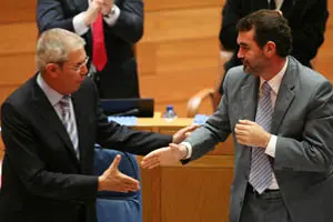Touriño y Quintana se estrechan la mano durante el debate celebrado la pasada semana en al Parlamento gallego.