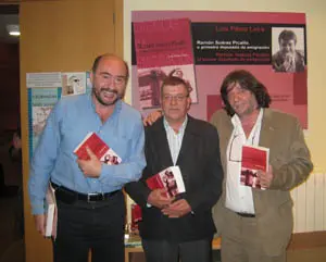 De izda. a dcha., Luis Vaamonde, editor del libro; Ramón, sobrino de Súarez Picallo; y Lois Pérez Leira, autor de la obra, durante la presentación del libro en Sada el pasado viernes.