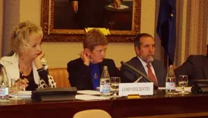  Consuelo Rum&iacute; &ndash;en el centro&ndash; especific&oacute; las ayudas que se van a conceder a los mayores dependientes.