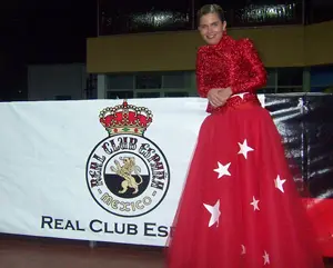  Cristóbal usó con orgullo este emblema de tela que simboliza la modernidad, el color y el diseño de la comunidad de Madrid.