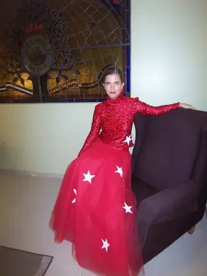 El vestido iba a juego con un bolso y unos zapatos, pero le quedaban grandes y usó otros.