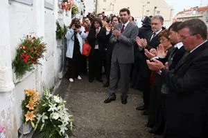  El sobrino de Suárez Picallo -a la dcha.- y el resto de autoridades en el entierro de Sada.