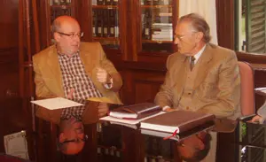 Rodriguez, junto al presidente del Hogar Español.