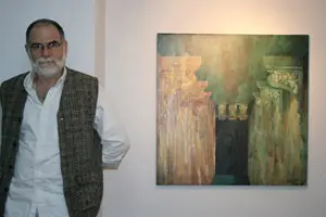 El pintor, junto a uno de los cuadros que expone en la galería Chroma, en Vigo.