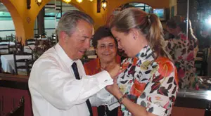  Juan José Lozano Pereda, presidente del Real Club España, le dio una distinción del centro.
