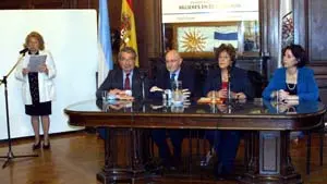  Mar&iacute;a Rosa Rodrigo, perteneciente a la agrupaci&oacute;n popular, lee los telegramas recibidos en apoyo al Encuentro.