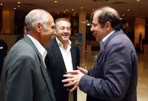 Herrera habla con el presidente de la Casa de Zamora en Cuba, Sergio Rabanillo, durante su última visita a la isla.