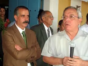 Eusebio Leal se dirige a los presentes, acompañado por José Luis Bermúdez, con Sergio Rabanillo al fondo.