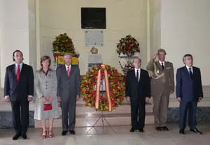 Dámaso de Lario y su séquito también rindieron honores con sendos arreglos florales ante el cacique Guaicaipuro.
